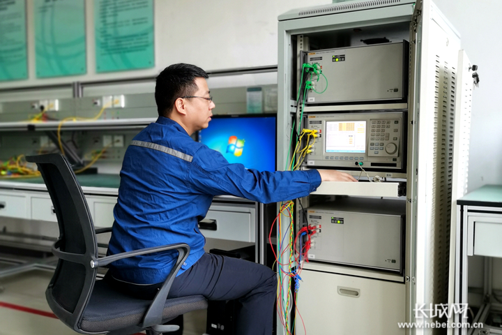 技术人员正在实验室开展含高比例新能源配电网电能质量仿真计算与评估